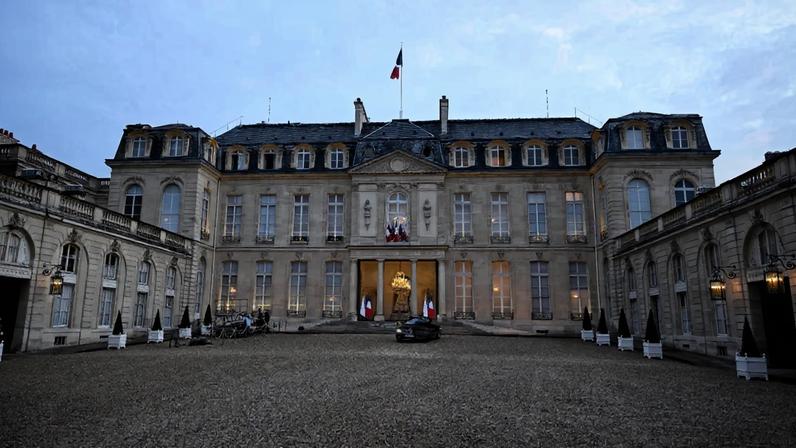 Vista geral da entrada principal e da fachada do Palácio do Eliseu, residência oficial do presidente da República de Paris
