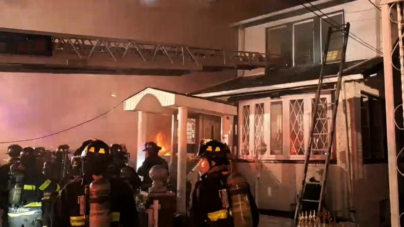 Policiais de Nova York após explosão em casa no Queens