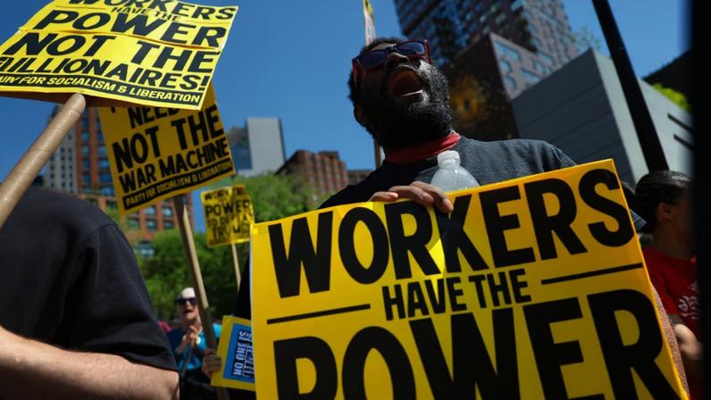Manifestantes participam de um protesto do Dia do Trabalhador em Nova York, em 1º de maio de 2026
