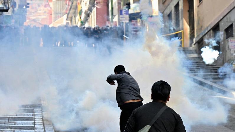 Polícia dispara gás lacrimogêneo contra manifestantes durante um protesto que exige a renúncia do presidente boliviano Rodrigo Paz, em La Paz