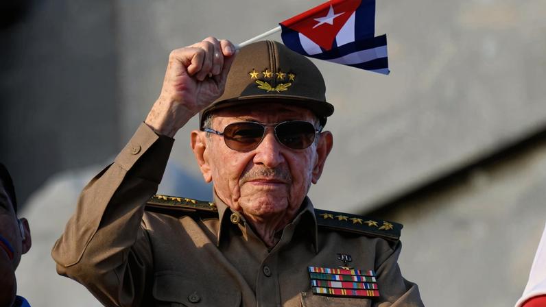 O ex-presidente de Cuba, Raúl Castro, acena com a bandeira nacional cubana durante a comemoração do Dia do Trabalho