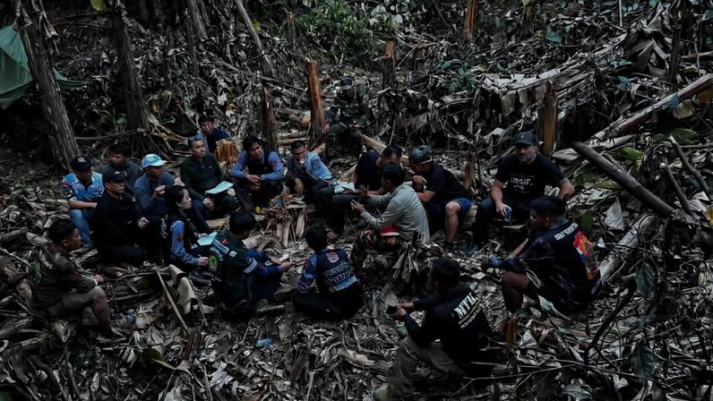 Equipes de resgate reunidas perto de uma caverna na província de Xaisomboun. Crédito: METTA THAM RESCUE KALASIN / AFP