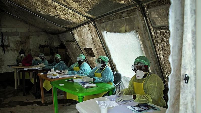 O avanço da cepa Bundibugyo, que não possui imunizantes aprovados, acende o alerta para a necessidade de contenção rápida e coordenada na África