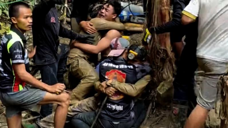 Socorristas resgataram neste sábado (30) mais quatro pessoas que estavam presas em uma caverna inundada na província de Xaisomboun, no Laos