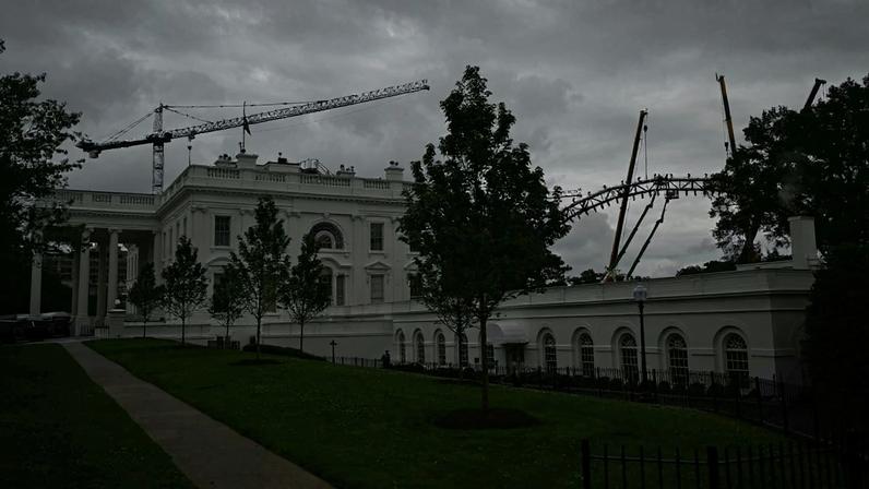 Estrutura é erguida na Casa Branca, em Washington, para a realização do UFV Freedom 250, em 14 de junho