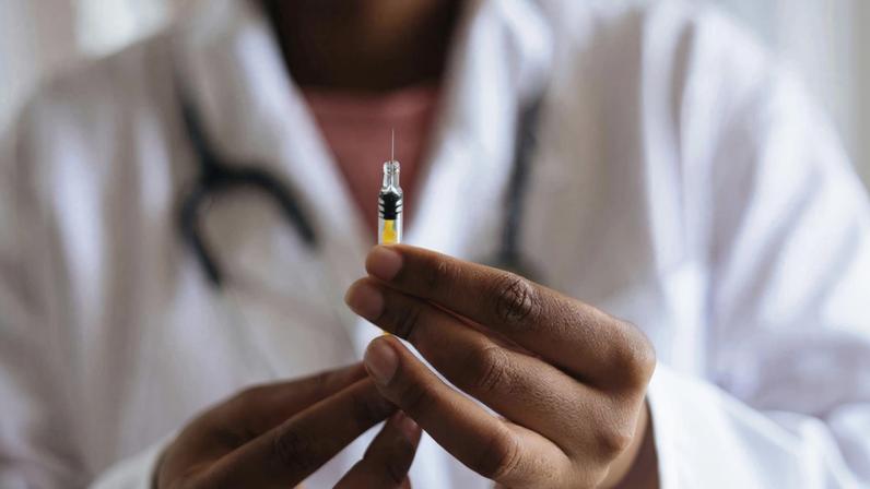 Na eutanásia, o médico injeta uma substância letal no paciente