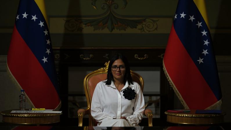 A presidente interina da Venezuela, Delcy Rodríguez, observa durante a cerimônia de assinatura de um acordo entre a Chevron Venezuela e o governo nacional no Palácio de Miraflores, em Caracas