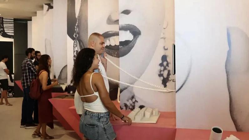 A exposição ocupa o térreo e o mezanino do museu e apresenta maquetes, vídeos, croquis, protótipos e registros das obras