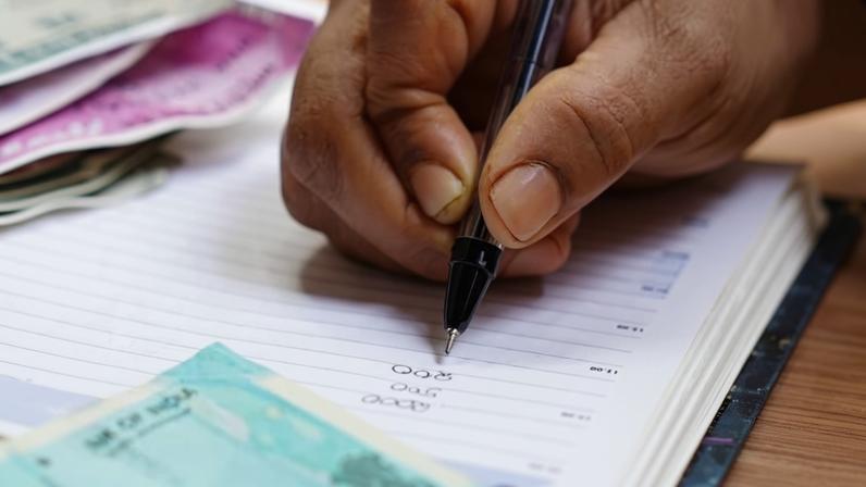 Concessões de empréstimos no Brasil caem 6,2% em abril, uma redução de R$ 45,6 bilhões em novos créditos ao mercado