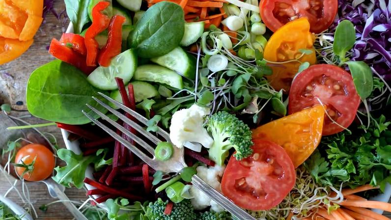 A Aravita calcula o volume ideal de frutas, verduras e legumes que o supermercado deve comprar dos fornecedores — Foto: Unsplash