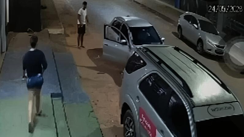 Imagem colorida de mulher jogando água em namorado