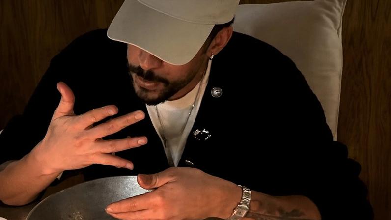 Bad Bunny lambe os dedos em restaurante na Colômbia