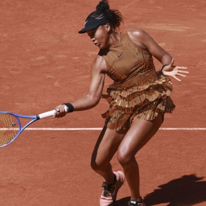 Naomi Osaka vence em Roland Garros e chama atenção com look customizado
