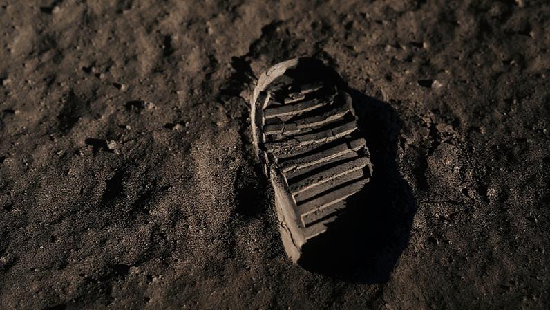 Registro da Nasa de uma pegada humana na superfície lunar; modelo matemático propõe menos gasto de combustível para futuras missões