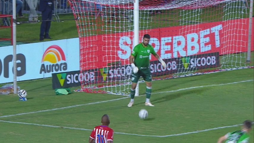 Goleiro Gustavo, do América-MG, tem falha bizarra em gol do Náutico — Foto: Reprodução/Globo