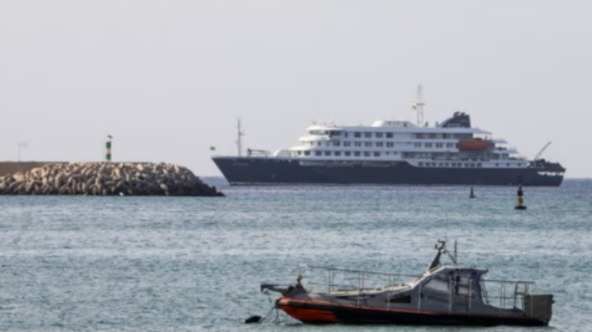 O navio MV Hondius ancorou ao largo da costa da Praia, na ilha de Santiago, Cabo Verde.