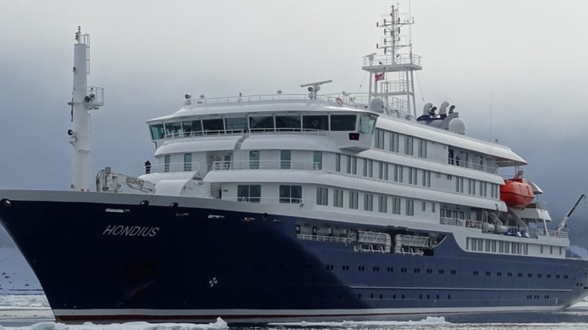 Imagem mostra o navio Hondius, Svalbard. Metrópoles