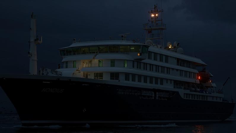 Imagem mostra o navio Hondius, Svalbard. Metrópoles
