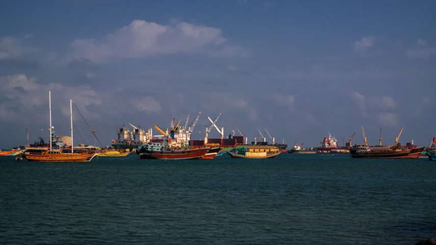 Imagem colorida mostra barcos na costa do Iêmen - Metrópoles