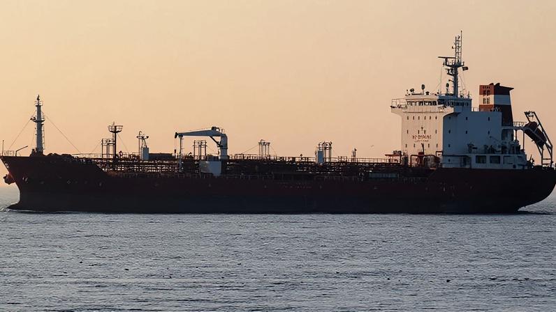 Estreito concentra fluxo global de navios carregados de petróleo e está no centro de tensões geopolíticas