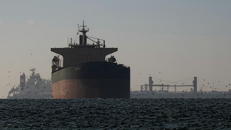 Ataques no Estreito de Hormuz voltam a mexer com preços do petróleo