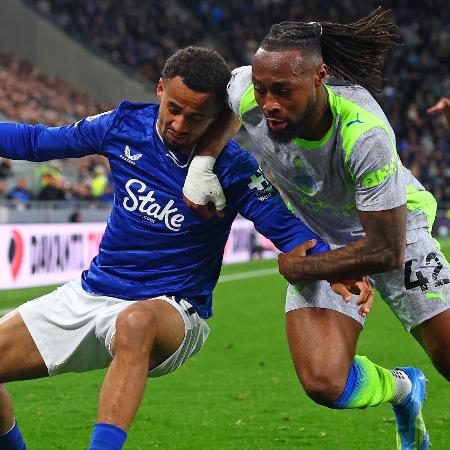 Ndiaye, do Everton, em disputa de bola com Semenyo, do Manchester City, em jogo do Campeonato Inglês