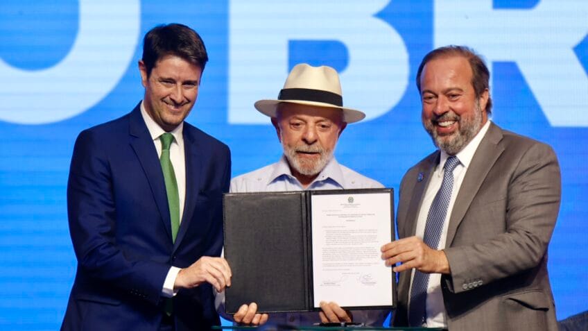 O presidente Luiz Inácio Lula da Silva e o ministro de Minas e Energia, Alexandre Silveira (dir.), assinaram a renovação das concessões da Neoenergia com o CEO da empresa, Eduardo Capelastegui (esq.)