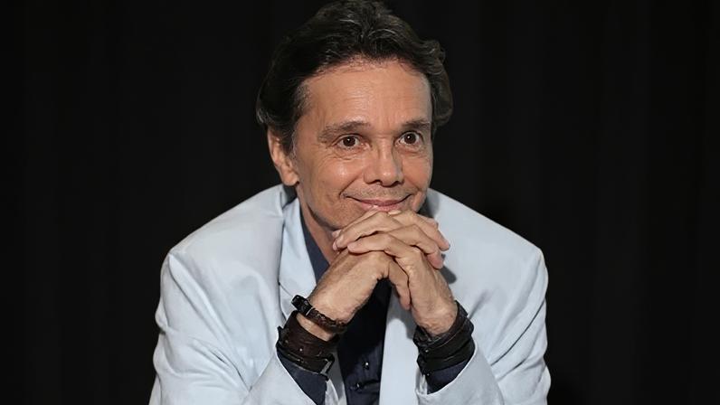 Cantor e compositor Netinho no programa "Sem Censura", da TV Brasil