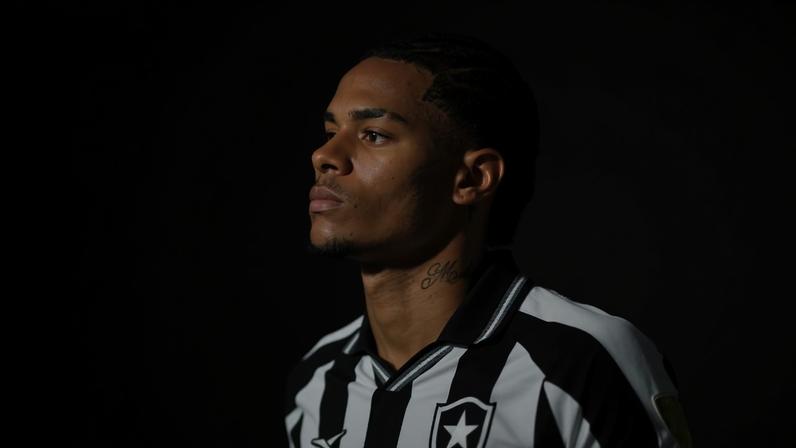 Newton, do Botafogo, durante partida contra o Nacional Potosí, no Engenhão, pela Libertadores