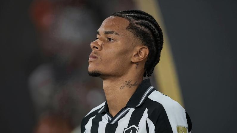 Newton, do Botafogo, durante partida contra o Nacional Potosí, no Engenhão, pela Libertadores