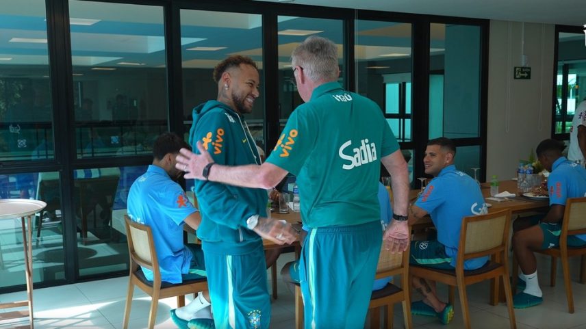 Neymar abraça Carlo Ancelotti na apresentação à Seleção na Granja Comary — Foto: Reprodução/CBF TV