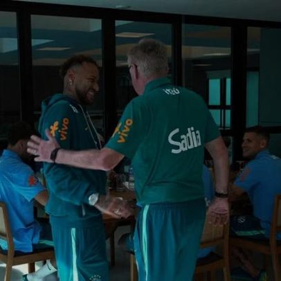 Neymar se apresenta com a seleção na Granja Comary antes da Copa do Mundo