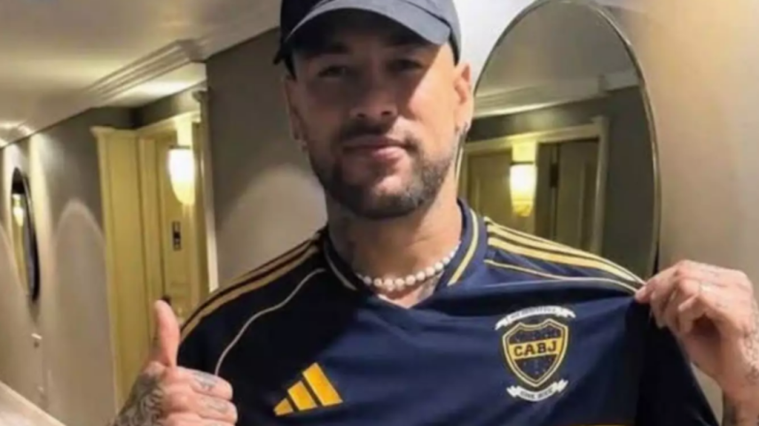 Neymar recebeu camisa do Boca Juniors de presente quando visitou o clube