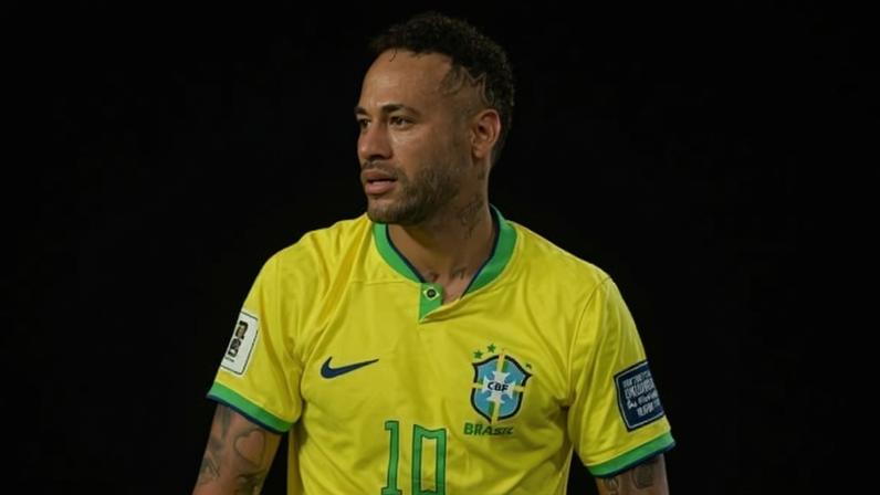 Neymar com a camisa da seleção: craque vai para a quarta Copa