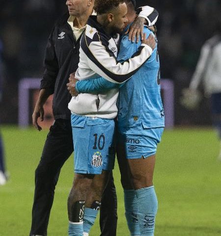Neymar abraça o lesionado Gabriel Menino no final da partida contra o Coritiba