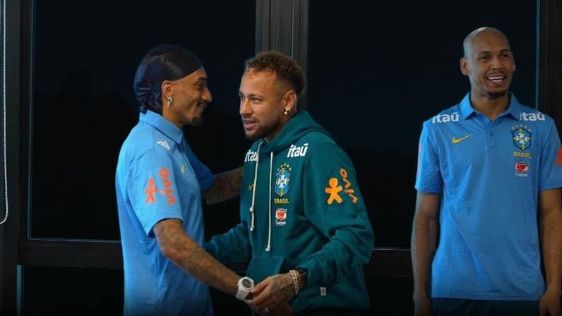 Neymar abraça Raphinha na apresentação da seleção brasileira para a Copa do Mundo na Granja Comary