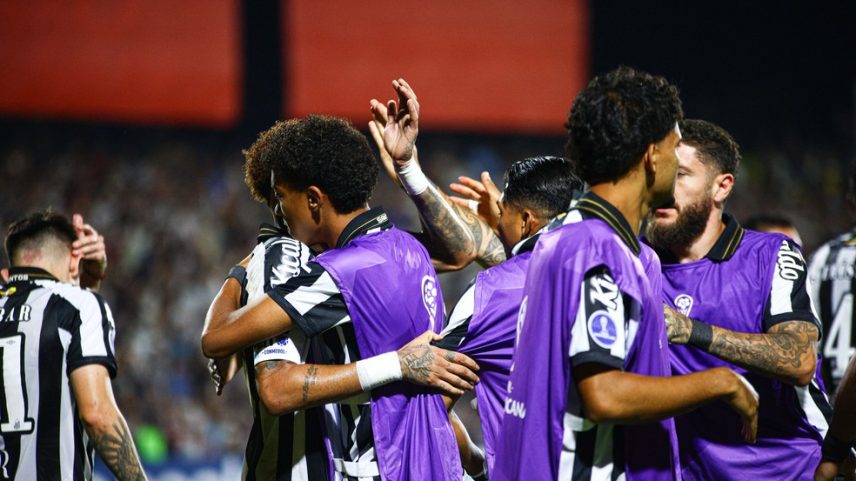 Neymar abraça Robinho Jr. após gol do Santos contra o Recoleta — Foto: Divulgação/Conmebol