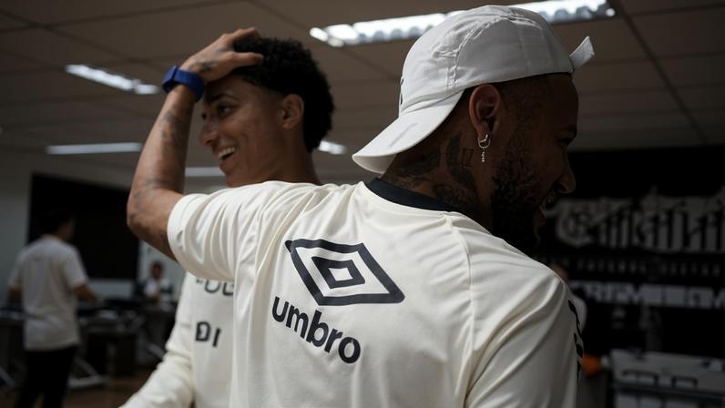 Neymar abrança e brinca com Robinho Jr.