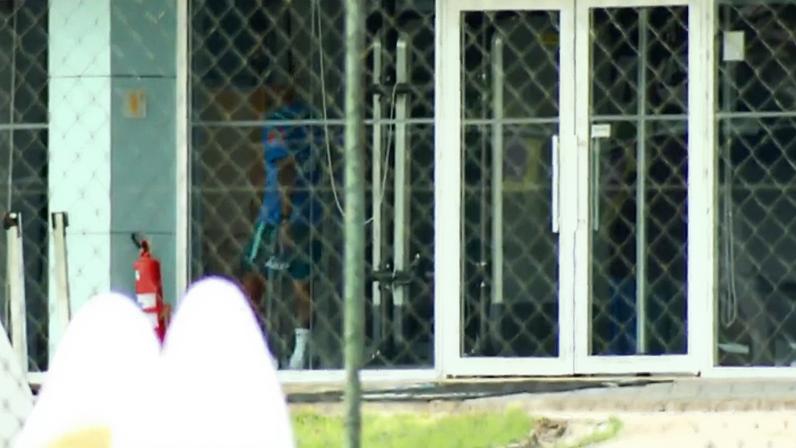 Neymar, na academia da Granja Comary nesta sexta-feira, faz trabalho de recuperação da lesão na panturrilha — Foto: Álvaro Santana