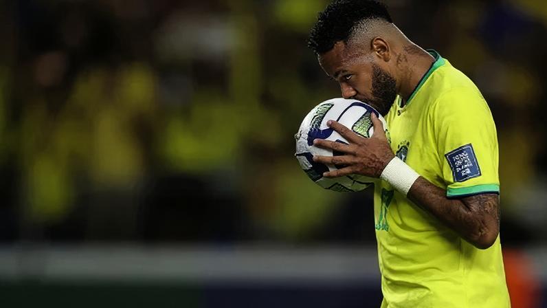 Neymar beija a bola em duelo da Seleção Brasileira