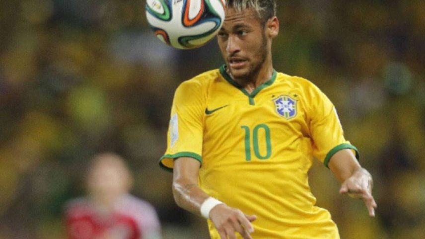 Neymar cabeceia a bola em jogo da Seleção