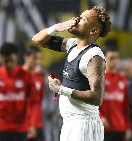 Neymar comemora gol marcado pelo Santos contra o RB Bragantino, pelo Brasileirão