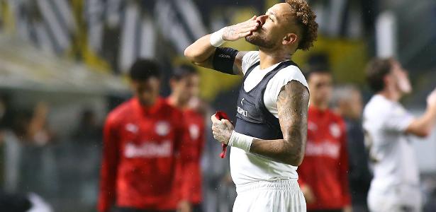 Neymar comemora gol marcado pelo Santos com sua mãe na arquibancada, contra o RB Bragantino, pelo Brasileirão