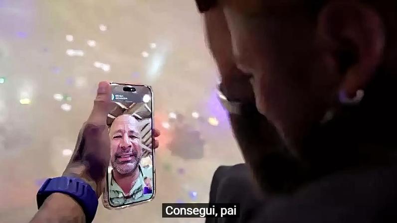 Neymar chora ao falar com pai por vídeo chamada