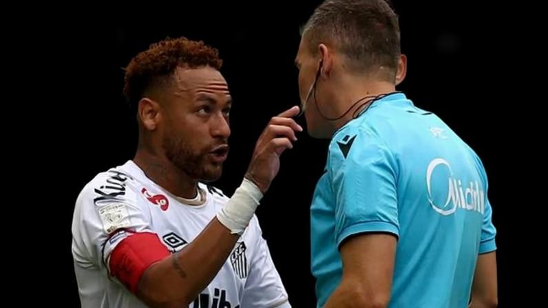 Neymar discutiu com o árbitro após o ocorrido