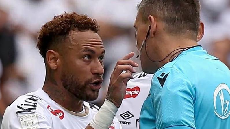 Neymar discutiu com o árbitro após o ocorrido