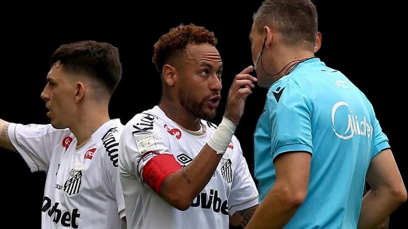 Neymar discute com árbitro após ser substituído de forma equivocada