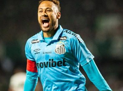 Neymar atua em campo, consola e dá assistência na classificação do Santos