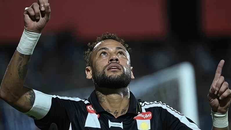 Neymar comemora gol contra o Bragantino na vitória do Santos
