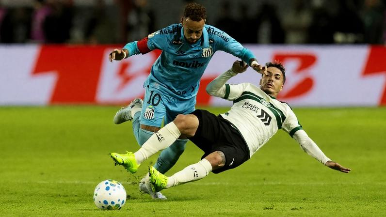 Neymar, do Santos, em ação contra o Coritiba, pela Copa do Brasil